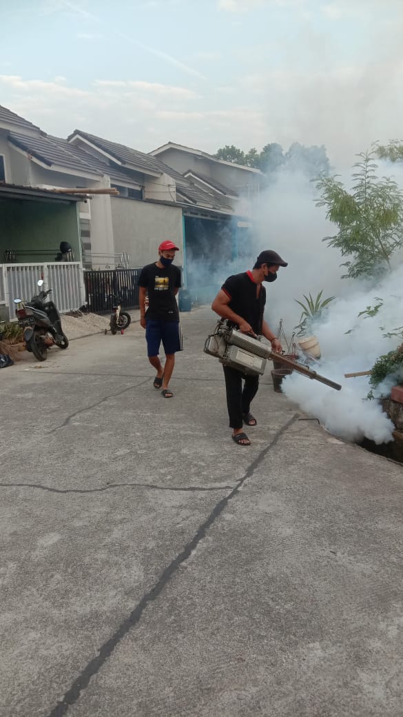 Kegiatan Fogging Nyamuk Rutin di Senopati RW 15